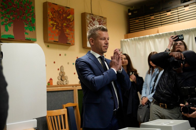 Peter Magyar, omul care încearcă să pună capăt regimului Viktor Orban, a votat la o secție din Budapesta la alegerile din Ungaria Foto: Profimedia