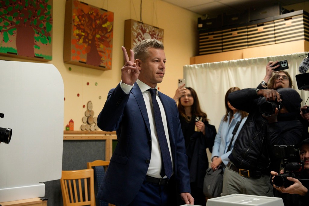 Peter Magyar, omul care încearcă să pună capăt regimului Viktor Orban, a votat la o secție din Budapesta la alegerile din Ungaria Foto: Profimedia
