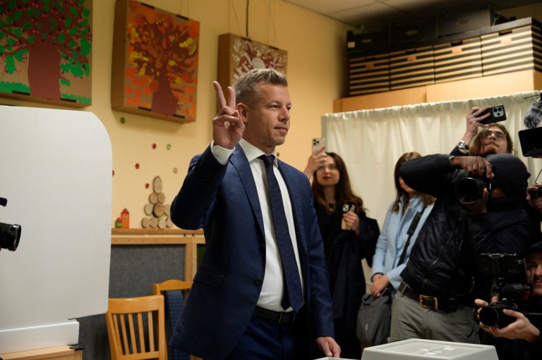 Peter Magyar, omul care încearcă să pună capăt regimului Viktor Orban, a votat la o secție din Budapesta la alegerile din Ungaria Foto: Profimedia