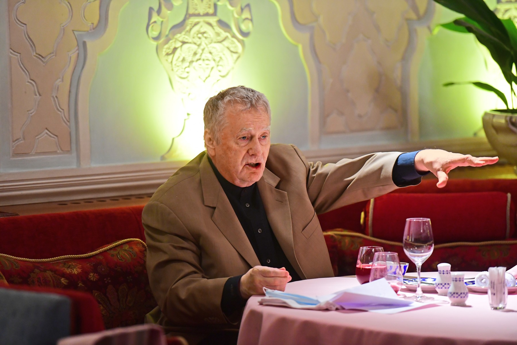 Interviu „necreștin” într-un tabloid pro-Kremlin. Un politician mort avertizează despre războiul nuclear și prăbușirea SUA, susține o clarvăzătoare