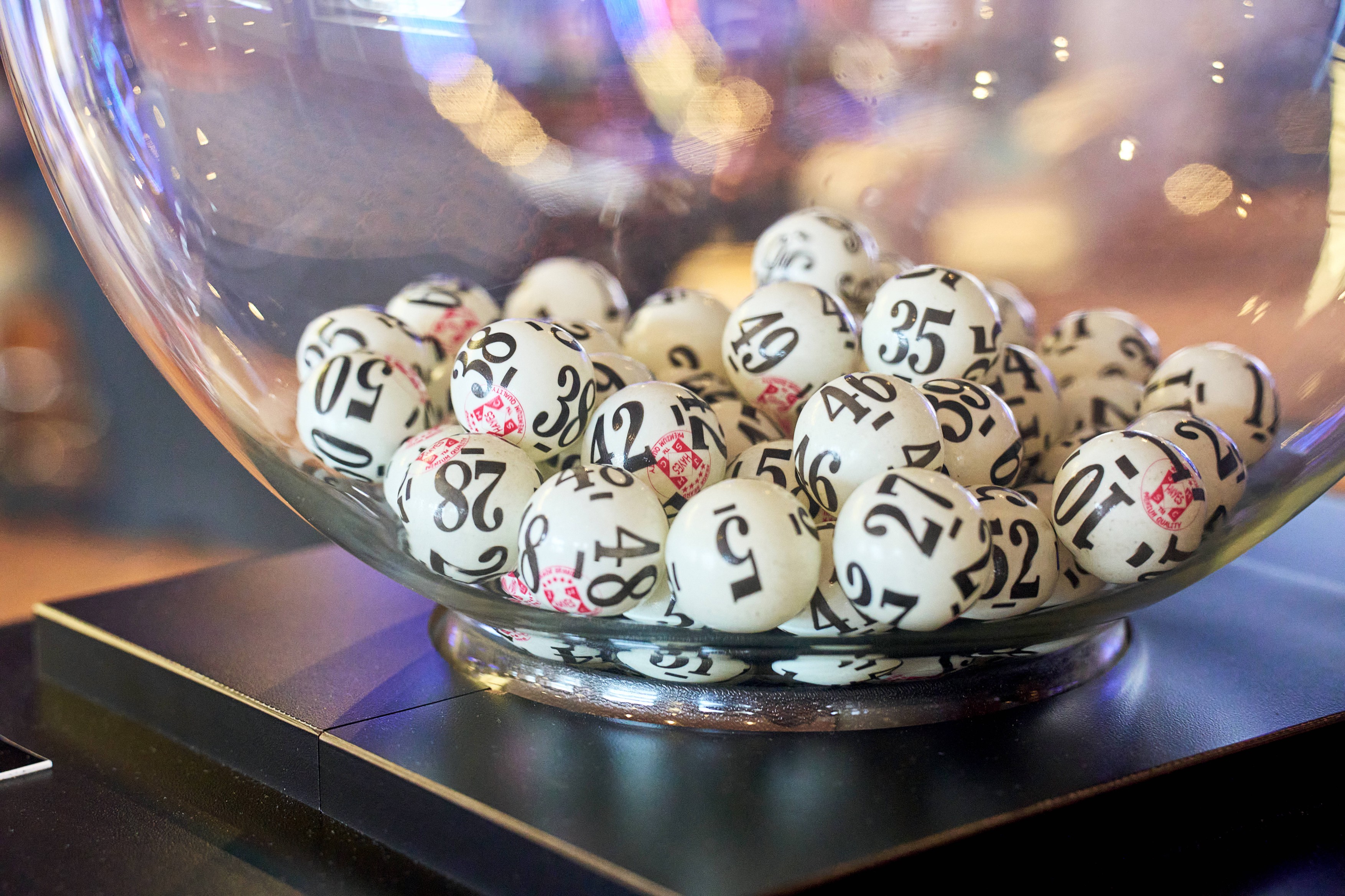 Un bărbat a câștigat 44 de milioane de euro la LOTO și nu i-a spus nimic soției