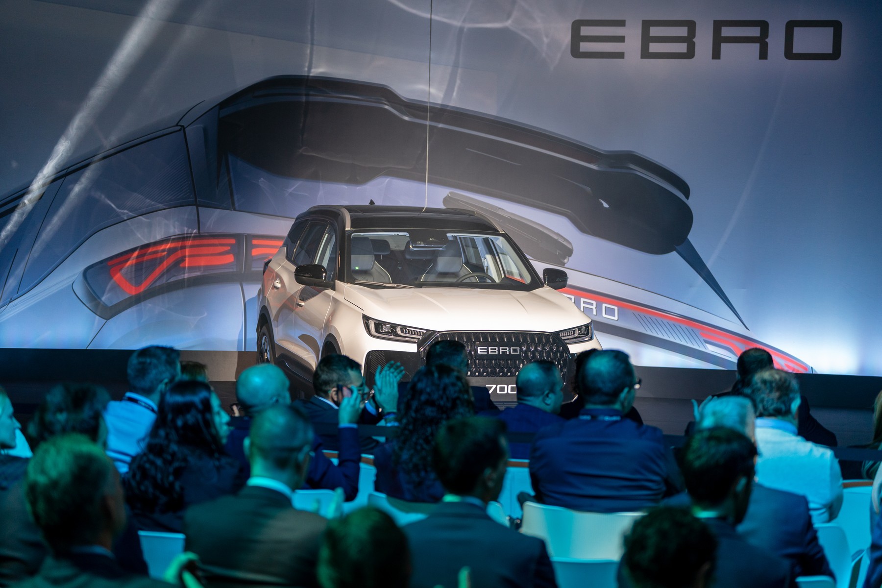 Un producător auto din China vrea să cucerească Europa cu o strategie „Toyota plus Tesla”