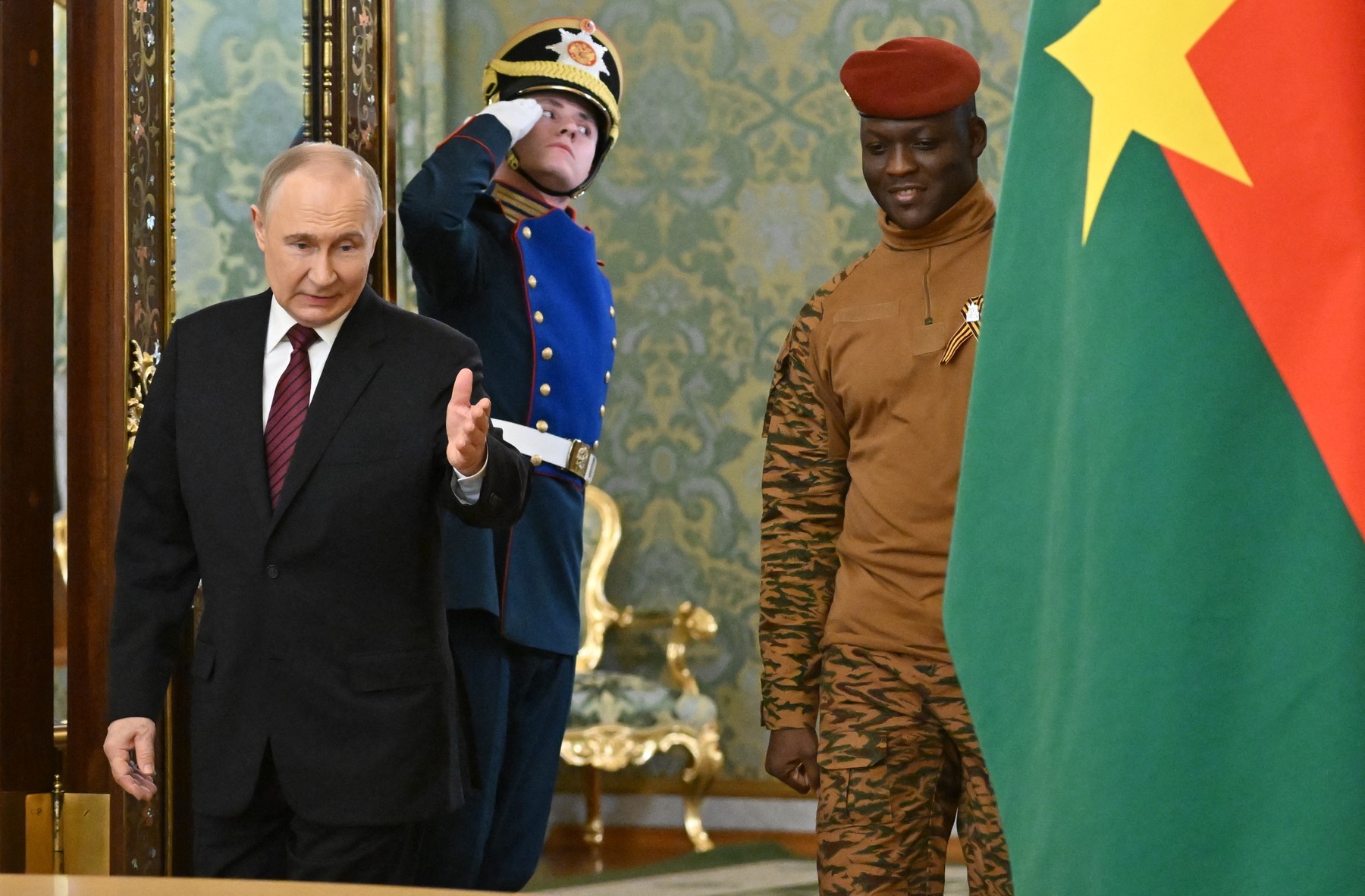 O juntă militară ce a promis alegeri după puci s-a răzgândit: „Trebuie să spunem adevărul: democrația nu este pentru noi”