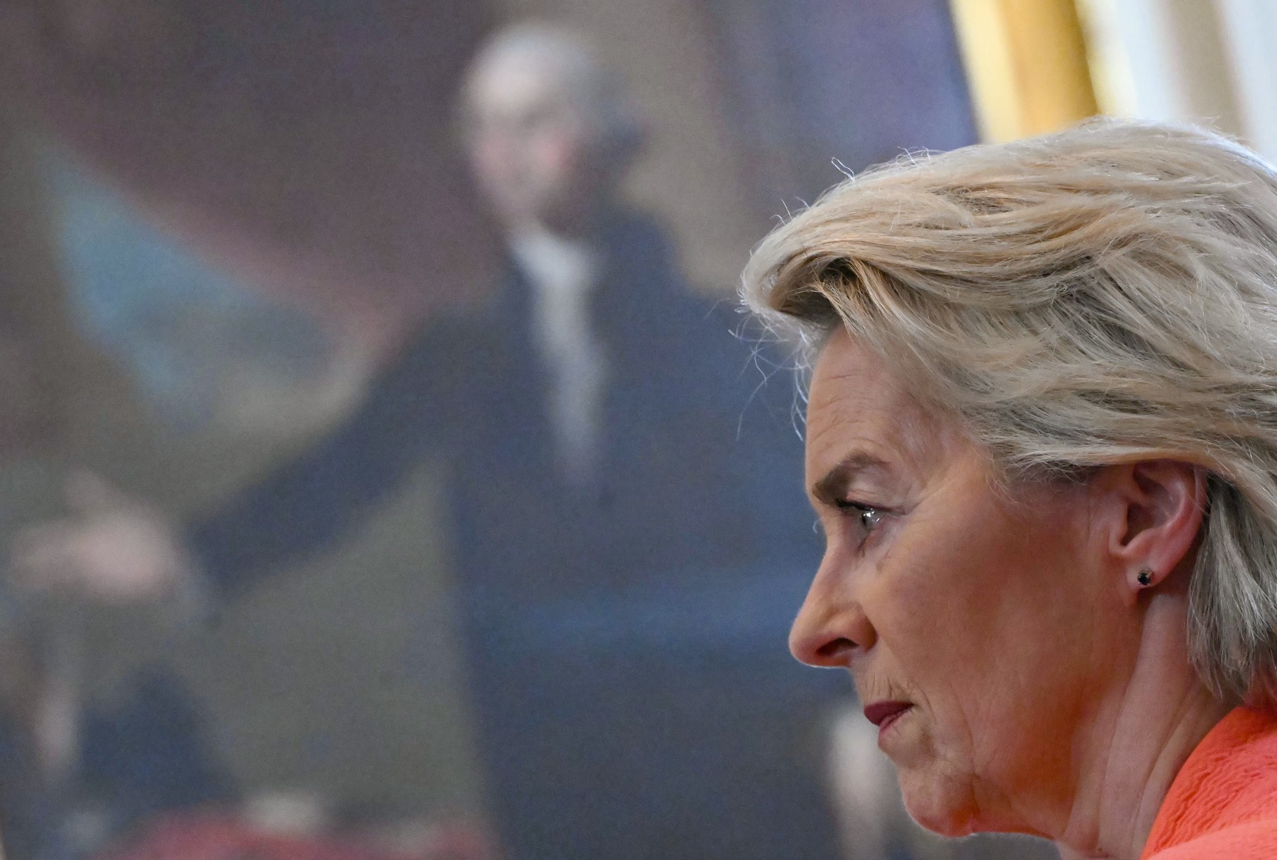 „Îi pupă inelul iar și iar”. UE, aspru criticată pentru că cedează presiunilor SUA într-un domeniu-cheie