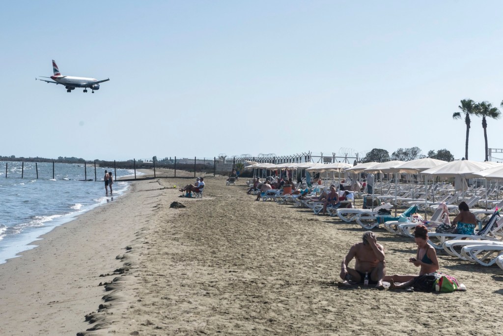 Plaja Mackenzie din Larnaca, Cipru Foto: Profimedia