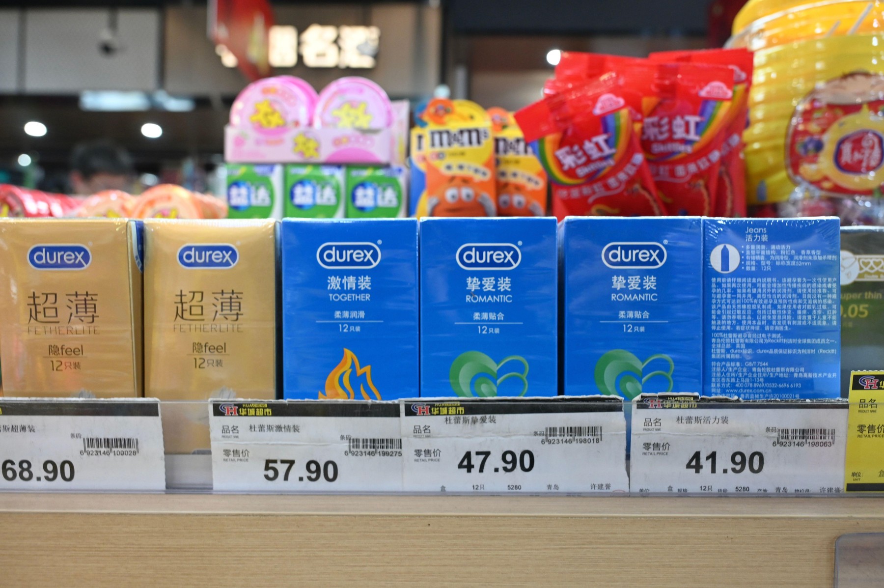 Tinerii din China vor să-și facă stocuri de prezervative după avertismentul celui mai mare producător mondial