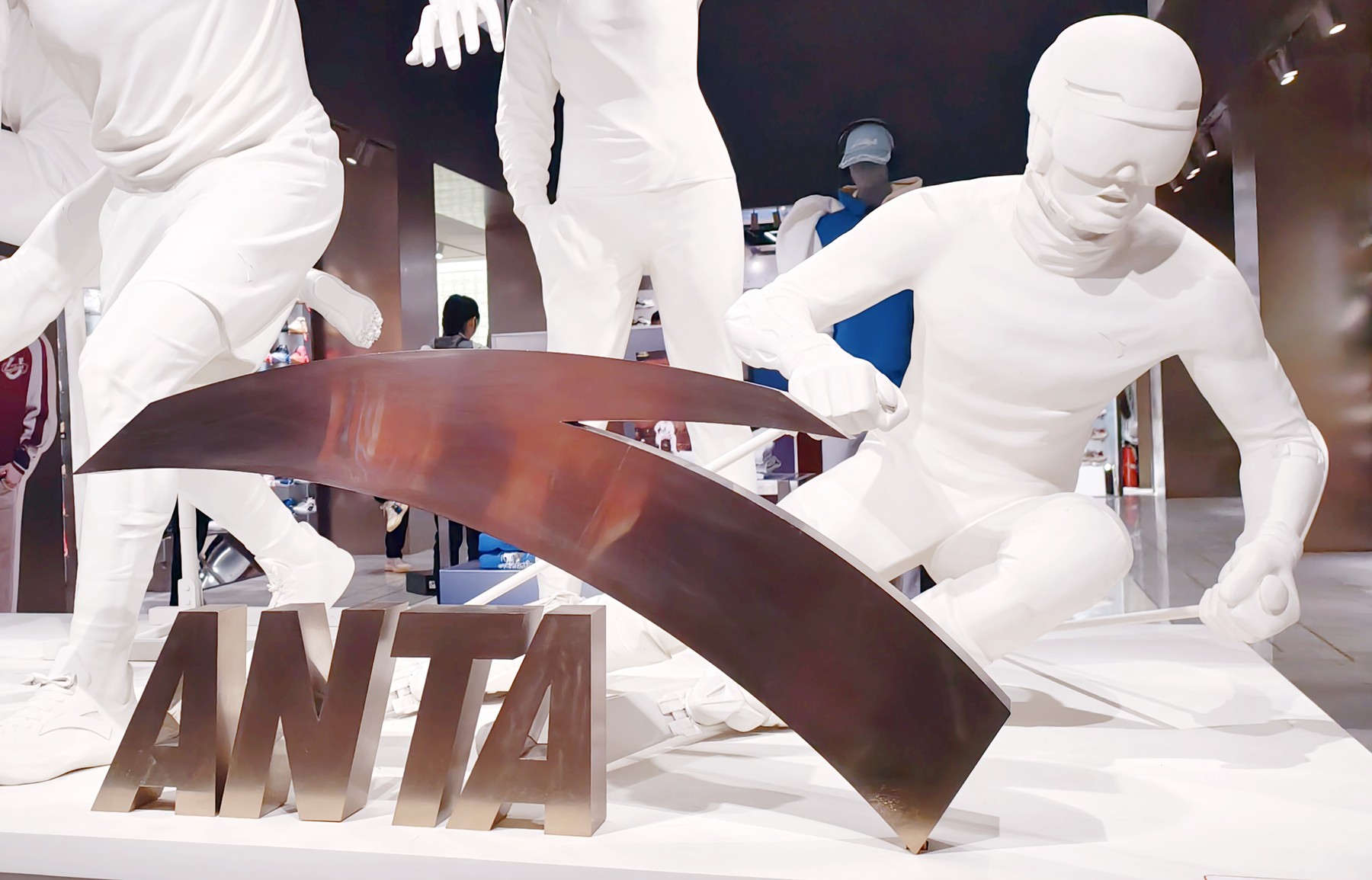 Marca sportivă din China care se luptă cu Nike și Adidas