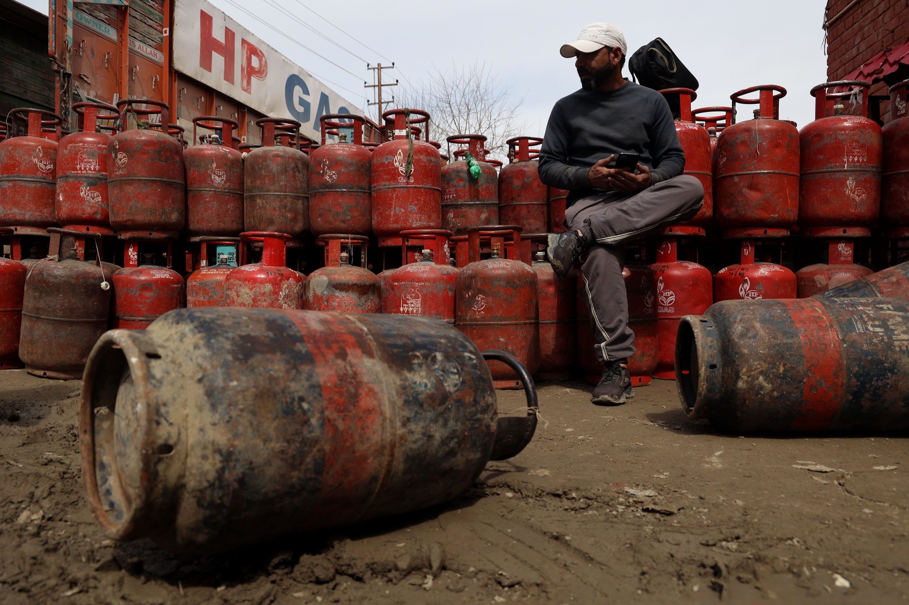 Buteliile cu gaz au ajuns atât de căutate încât au ajuns să fie ascunse în cimitir într-o țară importantă