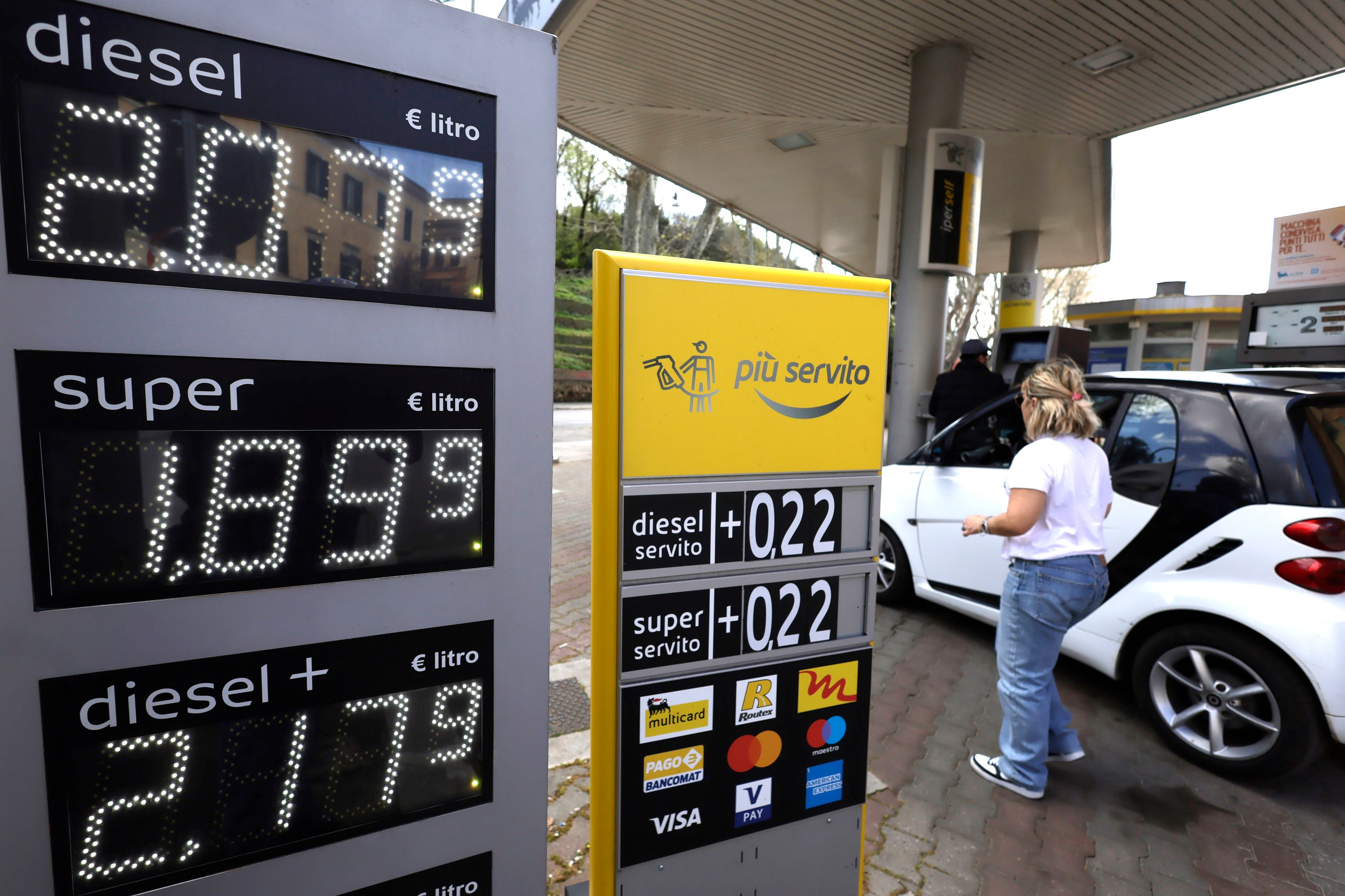 Prețurile petrolului urcă spre 100 de dolari după atacuri în Golful Oman