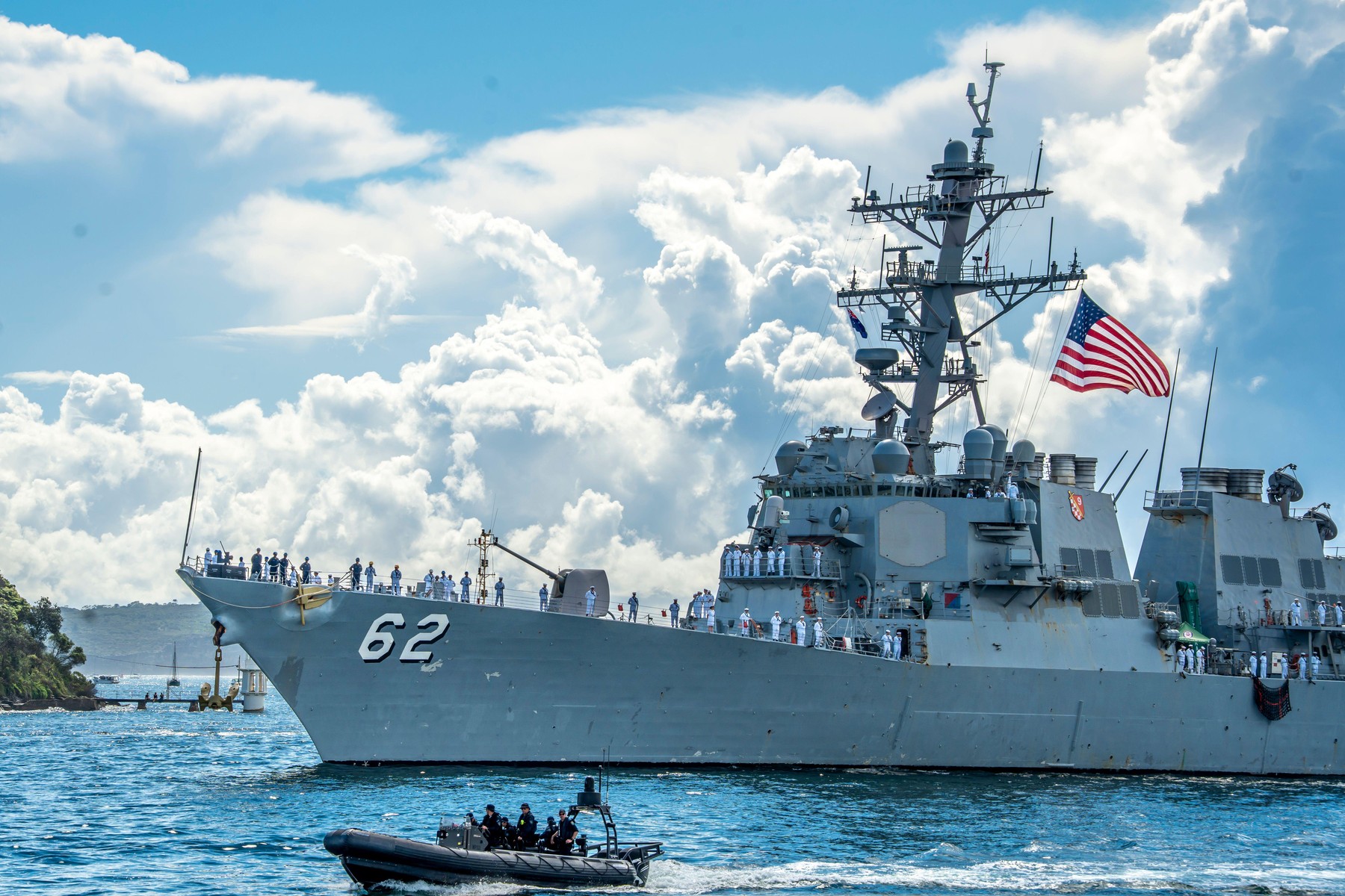 „Mașinile de curse” ale Marinei SUA, „înarmate până în dinți”, au fost desfășurate în Strâmtoarea Ormuz, anunță șeful armatei americane