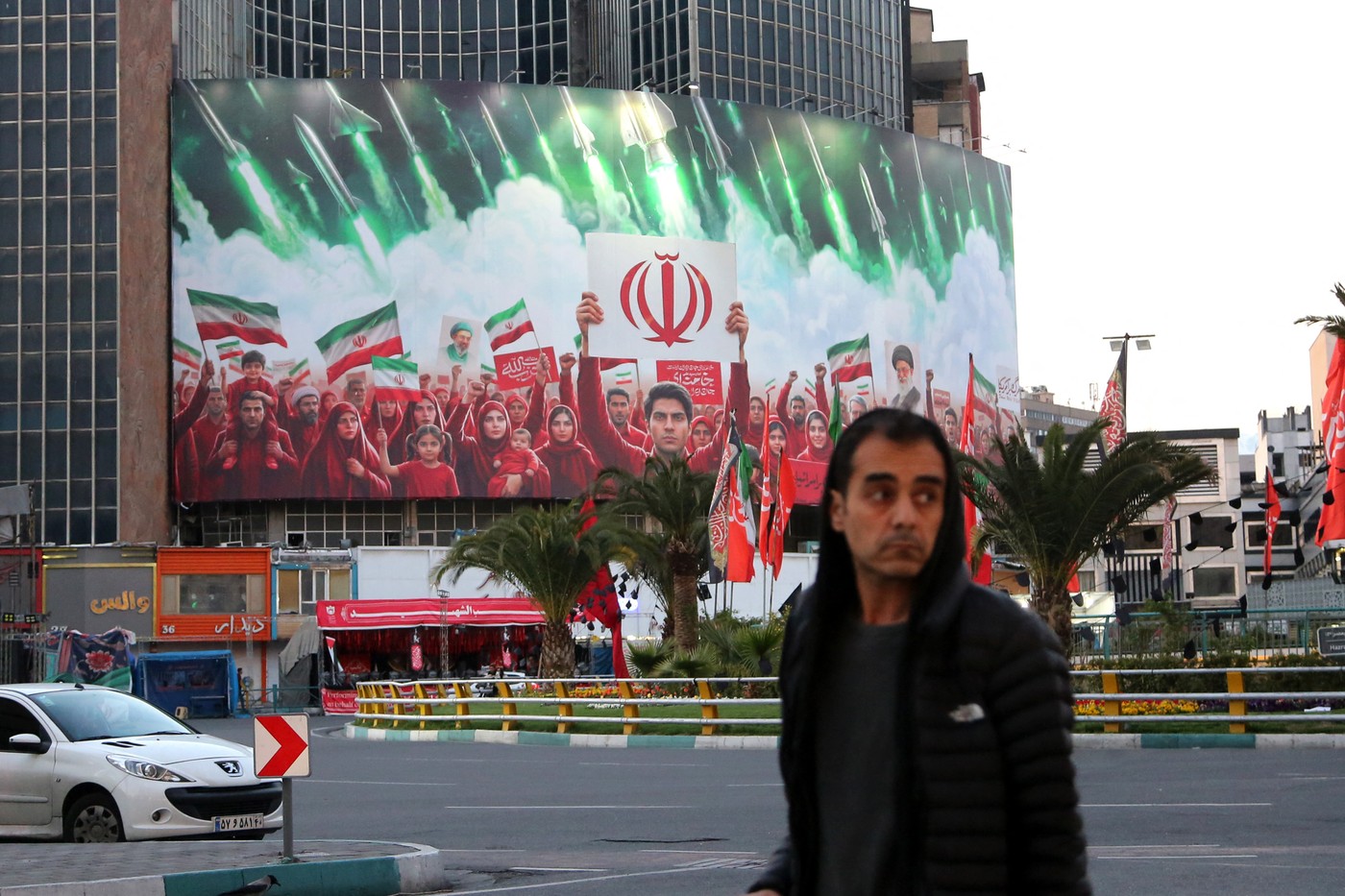 Adolescenți înarmați pe străzile Teheranului. O practică reluată de pe vremea războiului Iranului cu Irakul