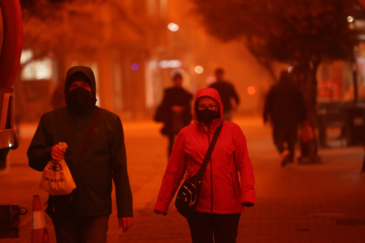 Imagini spectaculoase din Creta: Orașele au devenit roșii după ce insula a fost lovită de praf saharian