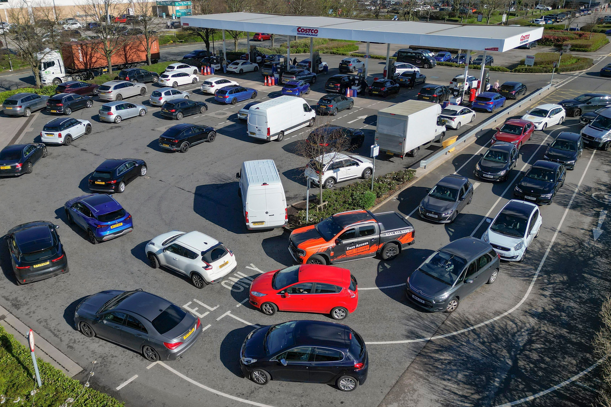 Cât de mult au crescut prețurile la carburanți în România vs celelalte state europene. Criza a lovit chiar și țara care importă cel mai mult din Rusia și Azerbaidjan