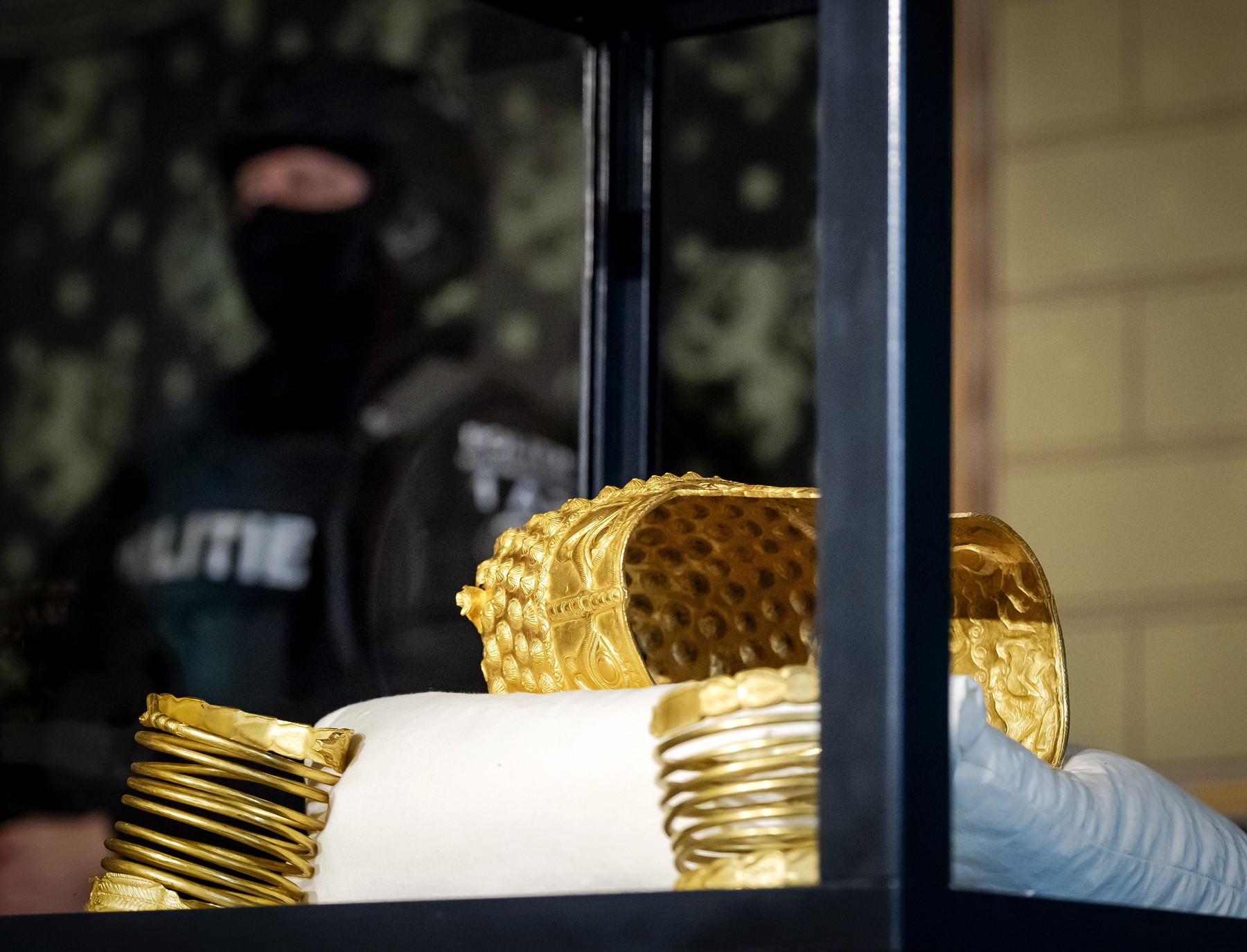 Unul dintre cei arestați pentru furtul Coifului de la Coțofenești refuză să semneze o înțelegere cu procurorii. Ce spun avocații lui Bernhard Z.