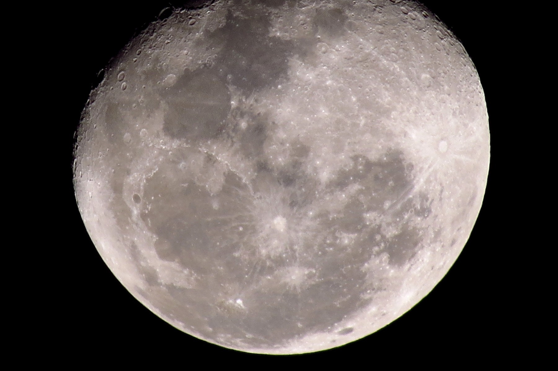 FOTO / VIDEO O premieră pentru ochiul uman. Imaginile publicate de NASA în a patra zi a misiunii Artemis II