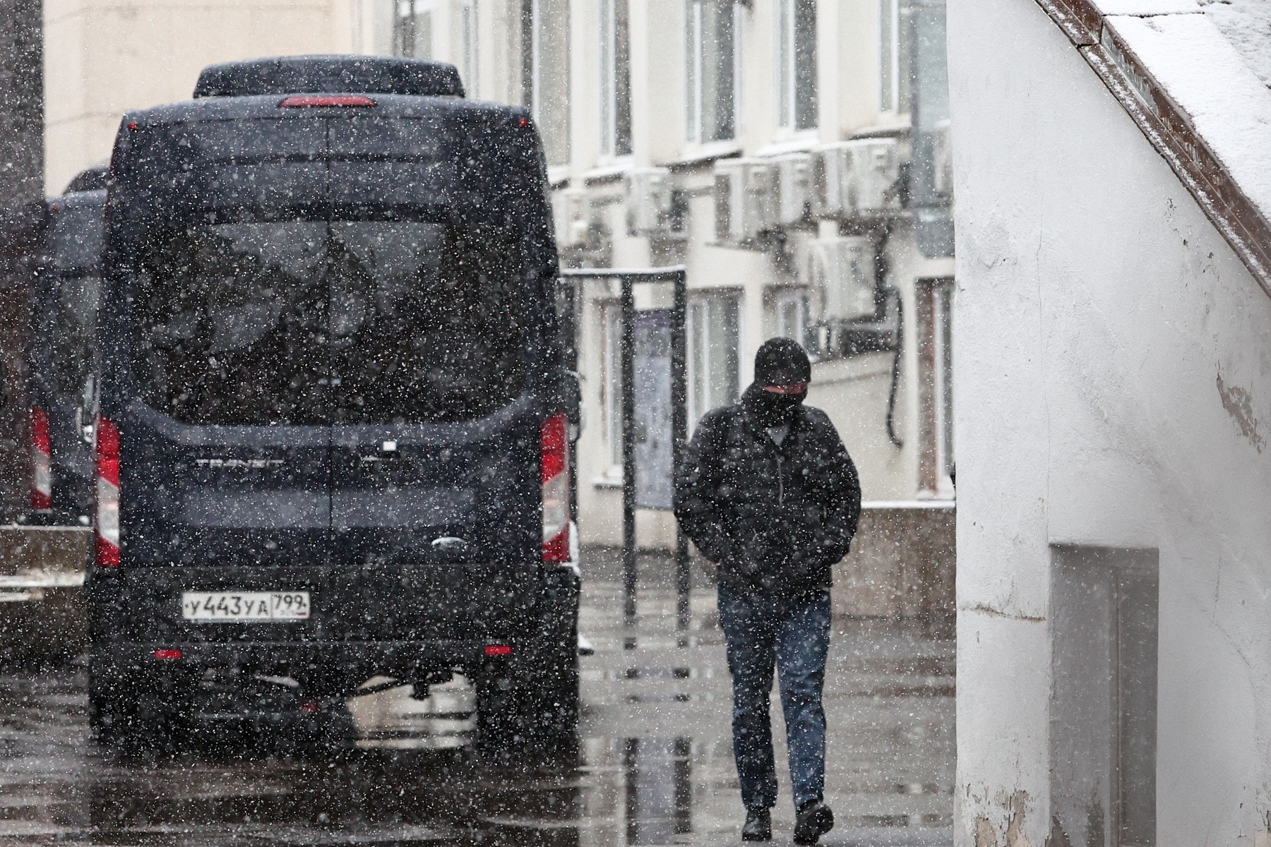 Mascații au descins la sediul publicației ruse independente Novaia Gazeta din Moscova