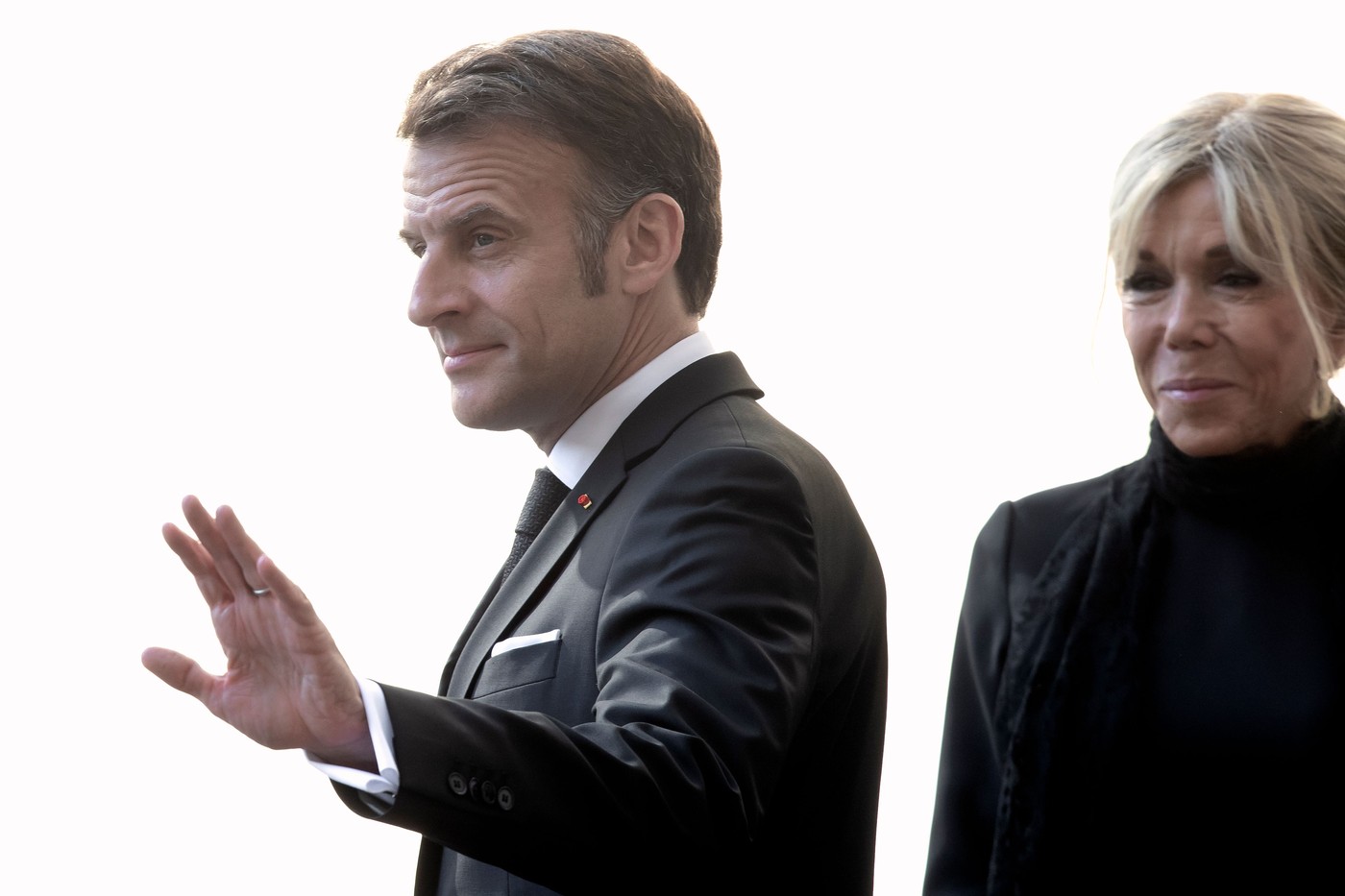 Gestul făcut de Emmanuel Macron în timpul unei plimbări nocturne prin Roma