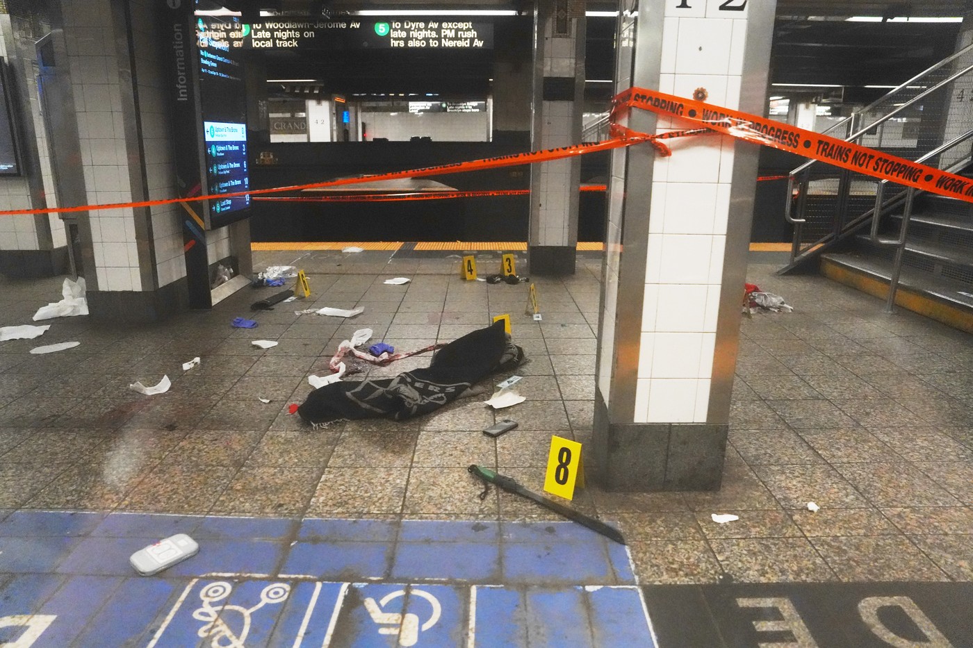 Atac cu maceta la metroul din New York. Agresorul a fost ucis de polițiști