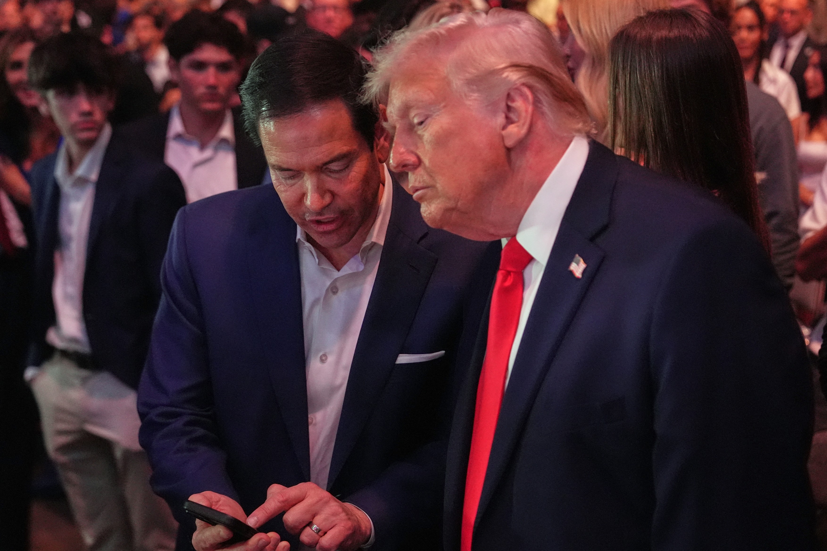 Trump și Rubio la UFC în timp ce negocierile eșuau