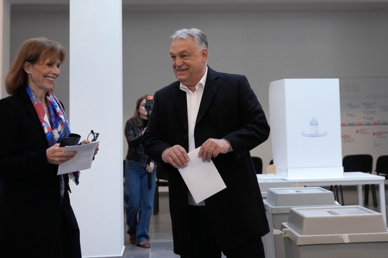 Viktor Orban, alături de soția sa, Aniko Levai, la o secție de vot din Ungaria Foto: Profimedia
