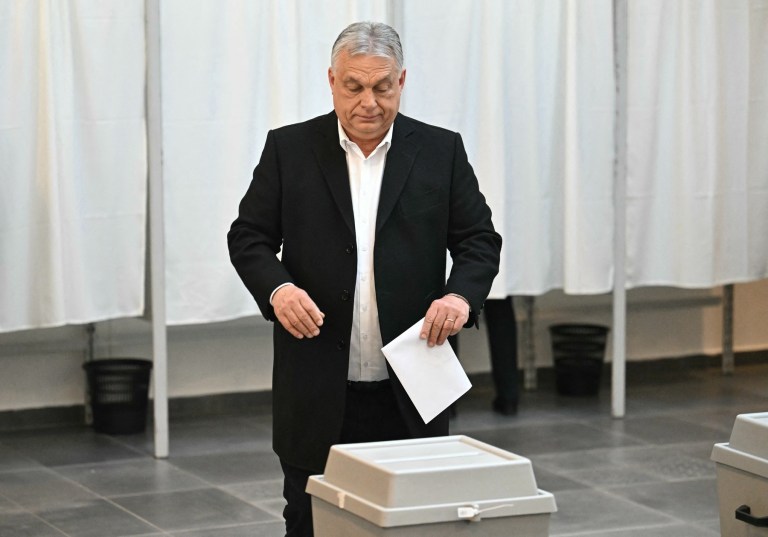 Premierul Ungariei, Viktor Orban, la o secție de vot, în ziua alegerilor cruciale în urma cărora poate să piardă puterea Foto: Profimedia