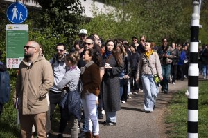 Coadă la o secție de votare din Haga pentru alegerile parlamentare din Ungaria Foto: Profimedia