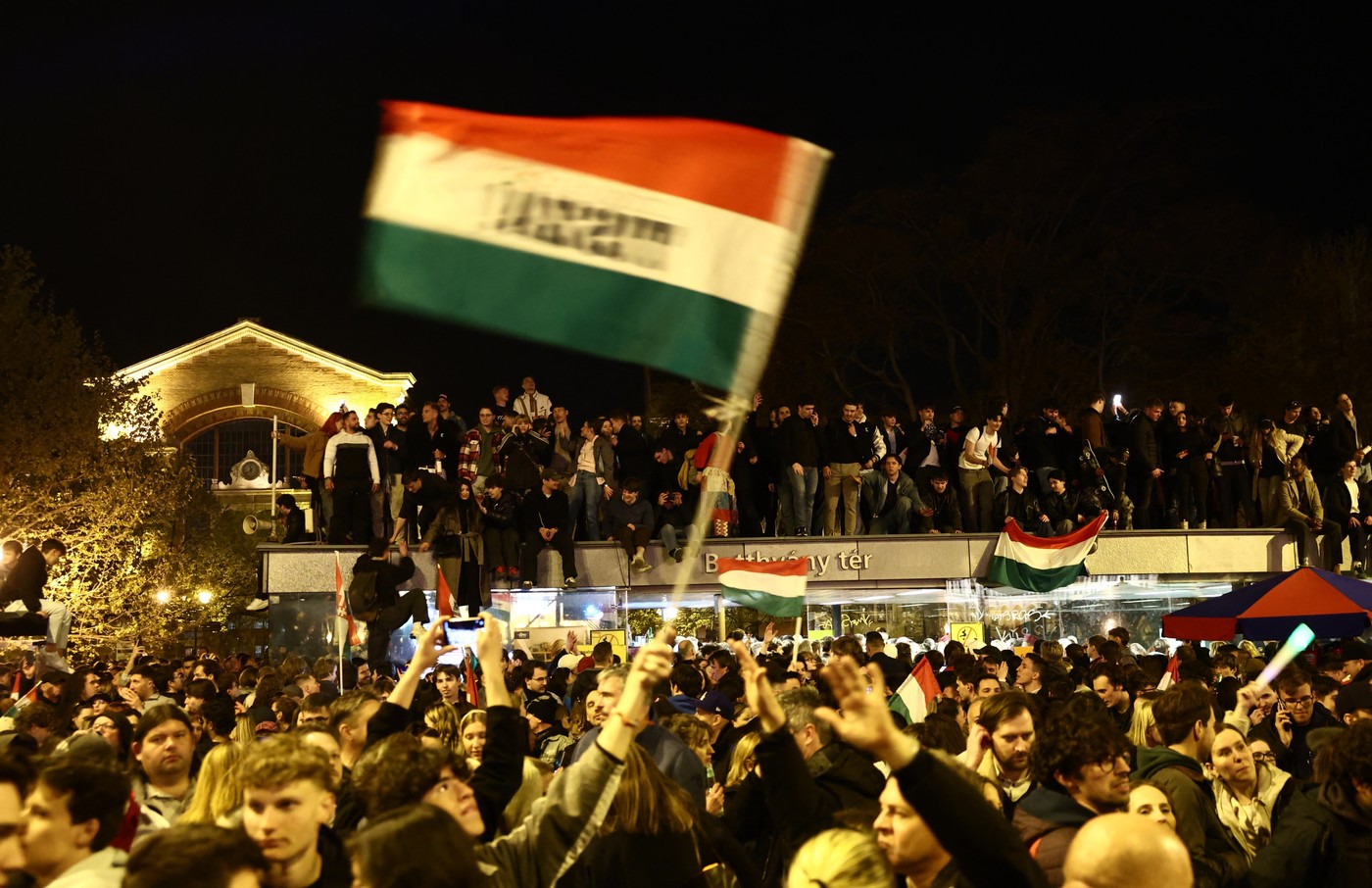 VIDEO „S-a terminat. În sfârșit a plecat”. Înfrângerea lui Orban, sărbătorită pe străzile din Budapesta