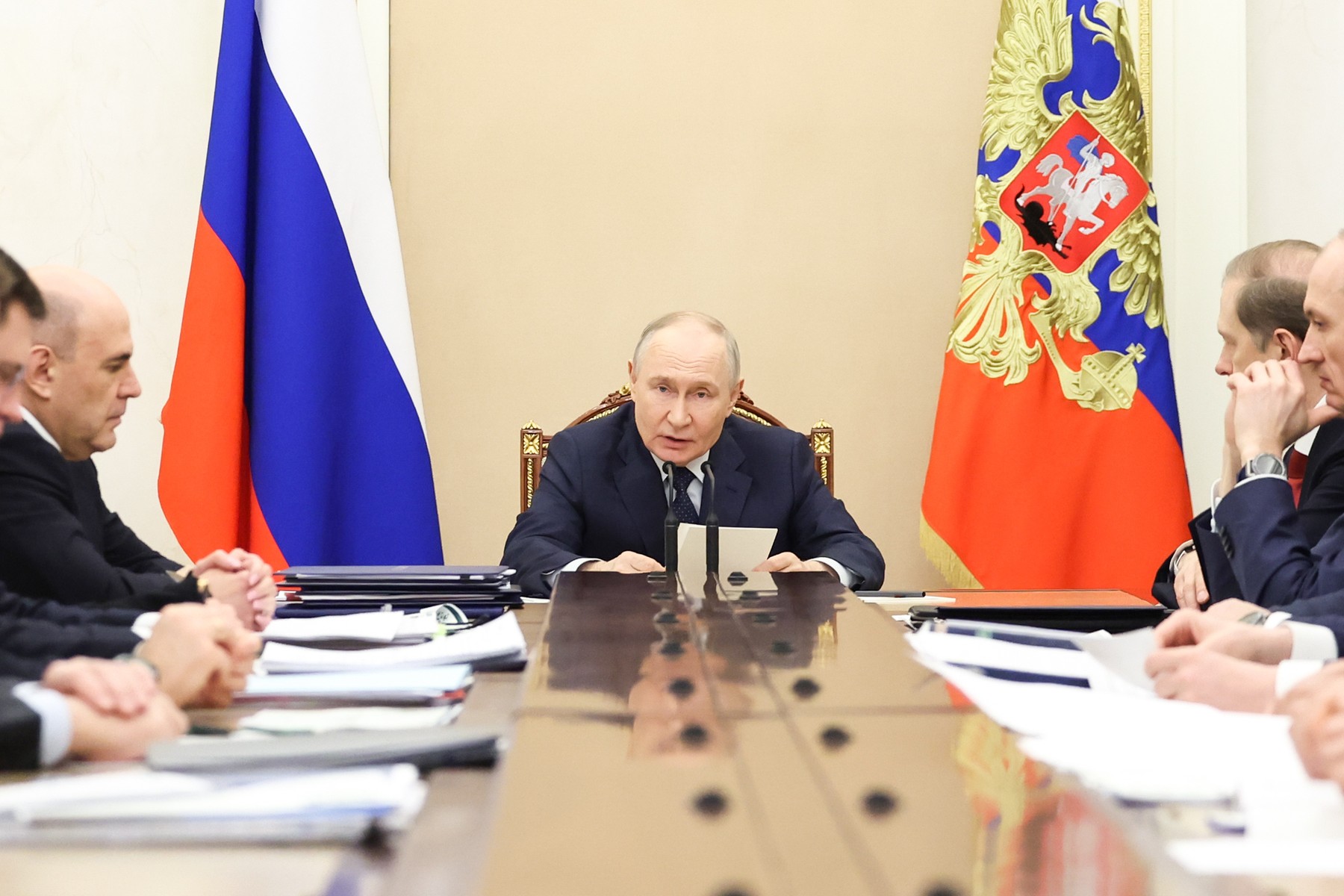 Vladimir Putin a făcut scandal pe tema economiei Rusiei: „Sper să aud rapoarte detaliate”