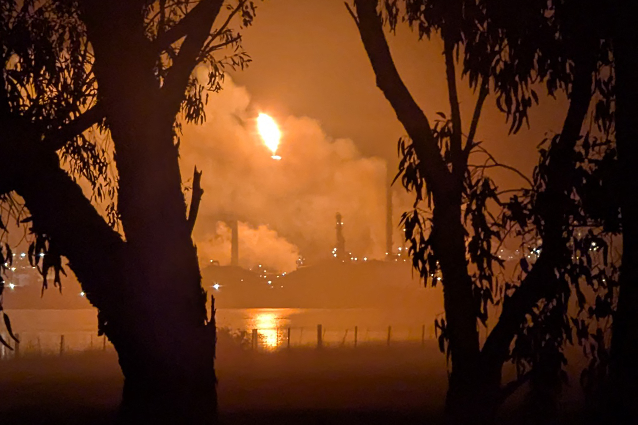Incendiu puternic la rafinăria Viva din Australia