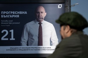 Un afiș electoral al coaliiei fostului președinte bulgar Rumen Radev, 17 aprilie 2026. Foto:Nikolay DOYCHINOV / AFP / Profimedia