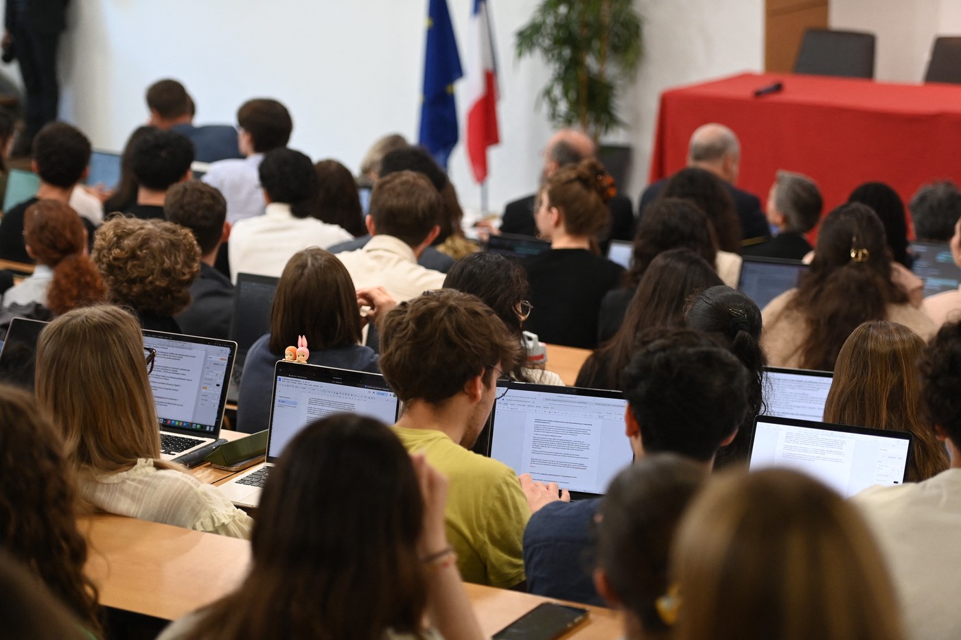 Franța vrea să selecteze mai strict studenții străini. Creșteri substanțiale ale taxelor de școlarizare