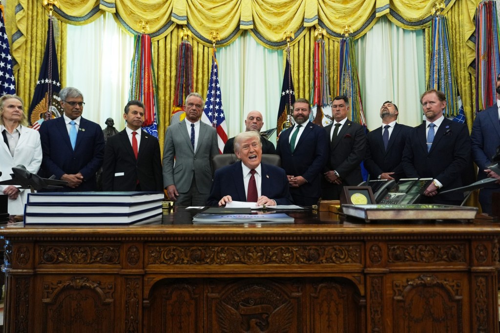 Donald Trump, în Biroul Oval, unde a semnat un decret privind folosirea medicamentelor psihedelice Foto: Profimedia