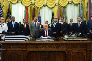 Donald Trump, în Biroul Oval, unde a semnat un decret privind folosirea medicamentelor psihedelice Foto: Profimedia