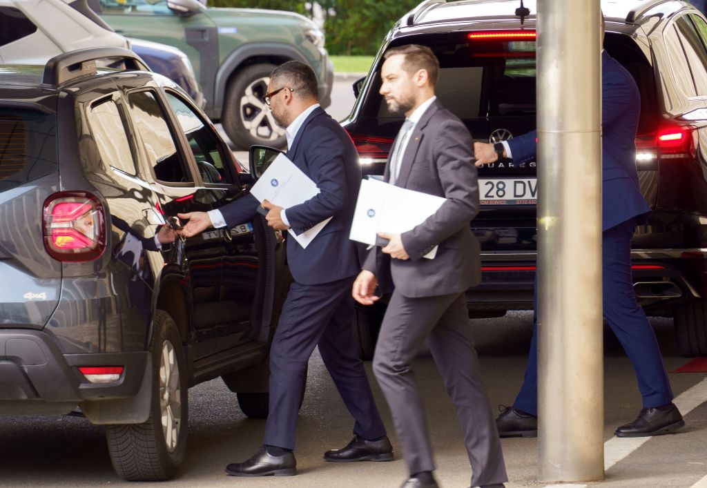 Miniștri PSD părăsesc Palatul Victoria după depunerea demisiilor, 23 aprilie 2026. Foto: Lucian Alecu / Shutterstock Editorial / Profimedia