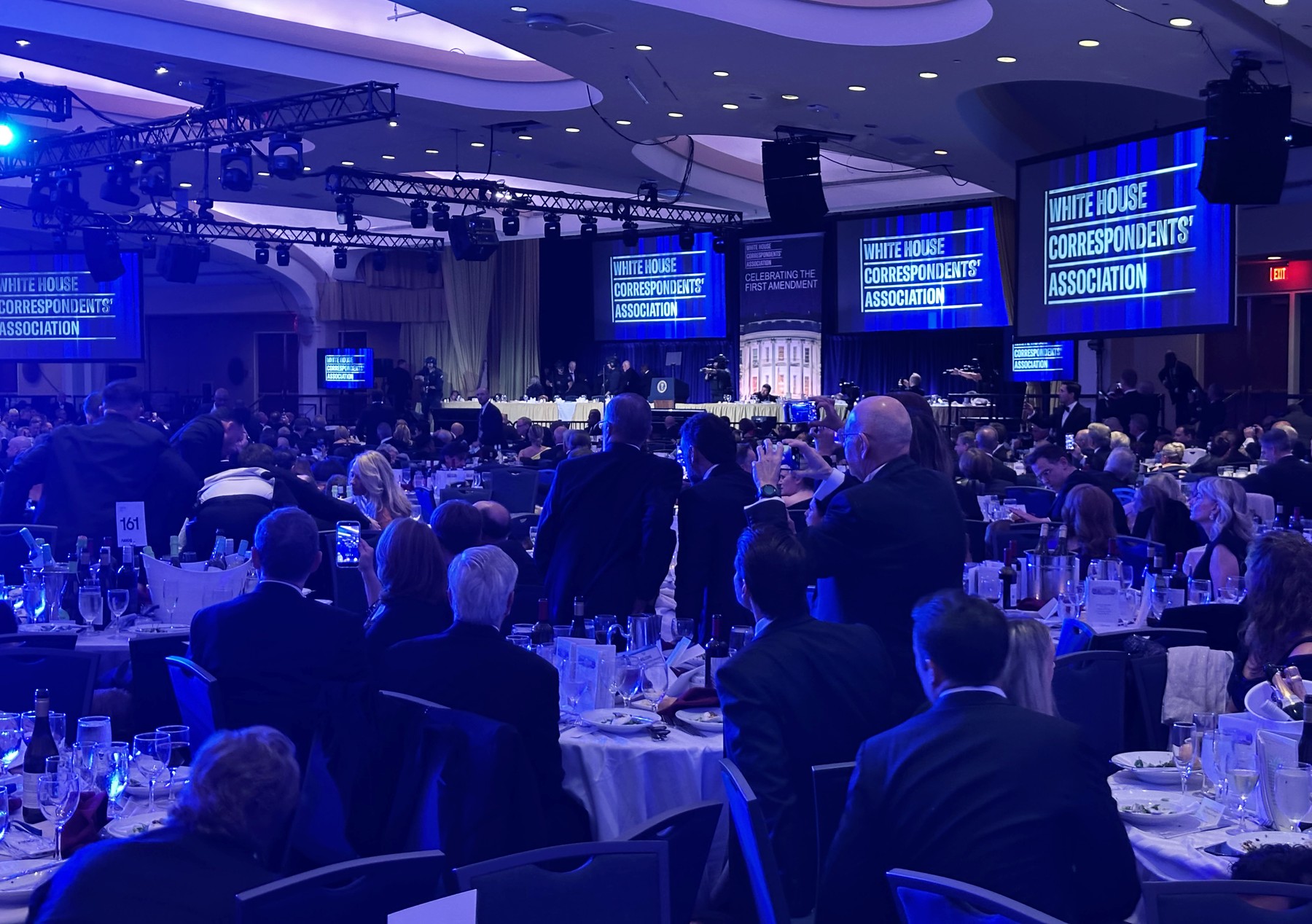 „Pur și simplu nebunesc”. Ce spune omul care făcea un număr de „mentalism” pentru Trump și secretara sa de presă la momentul atacului din weekend