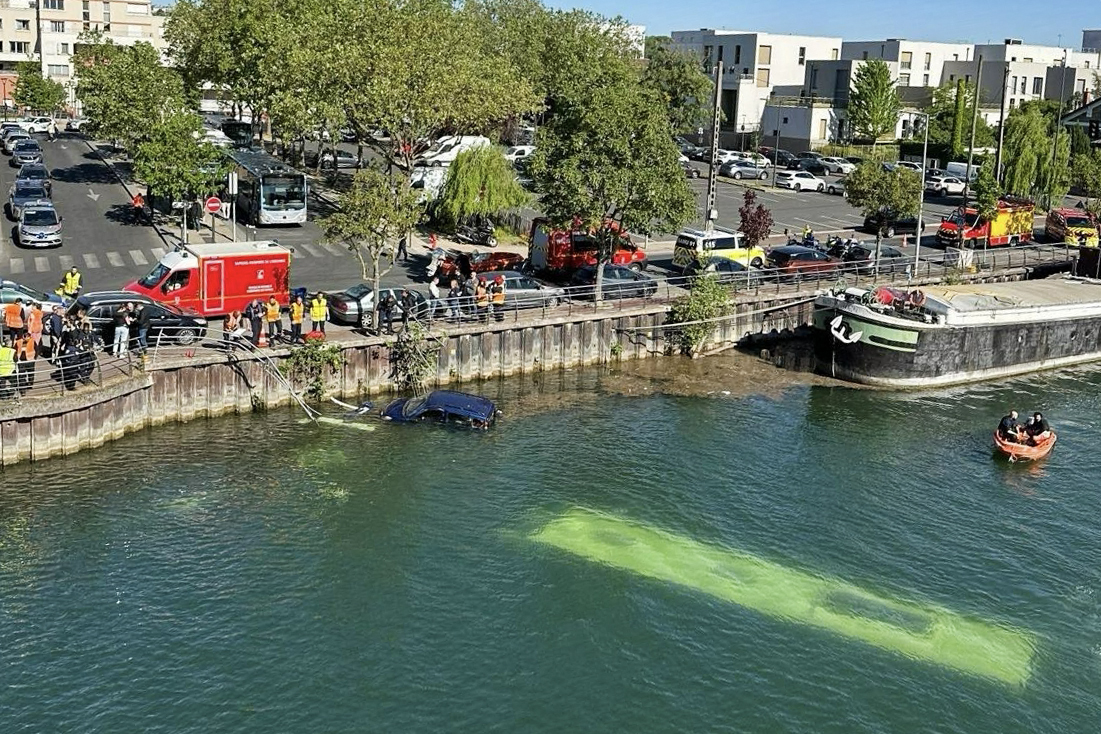 Autobuz căzut în Sena, lângă Paris. Vehiculul s-a scufundat complet