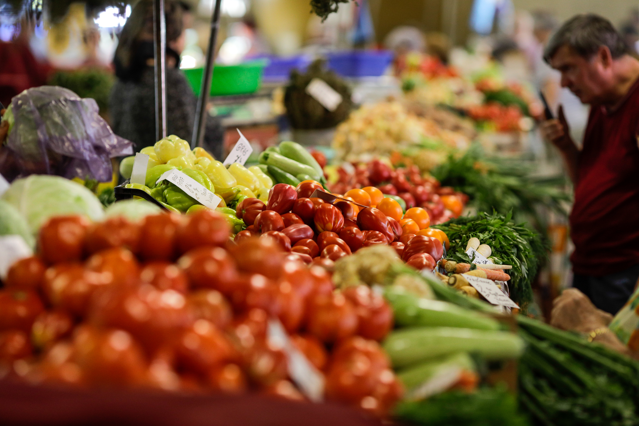 Cu cât se vând roșiile românești la poarta solariilor și cât ajung să coste în piețe, cu o săptămână înainte de Paște