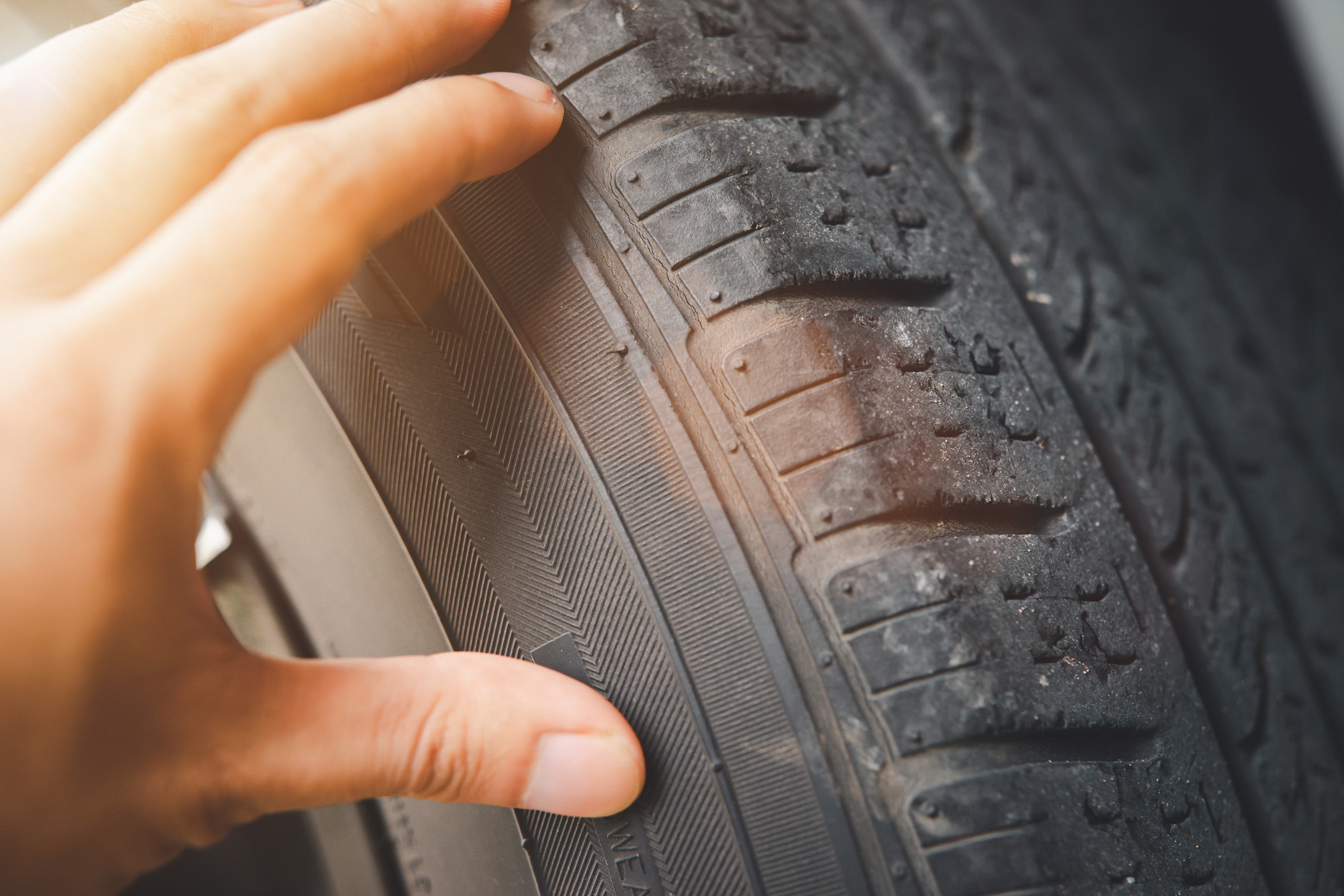 De ce anvelopele care par încă bune pot deveni periculoase? Semne care nu se văd