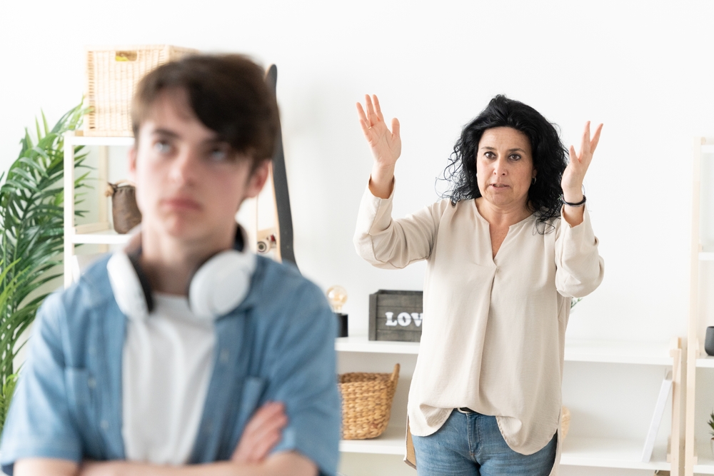 „Când o să fii la casa ta, faci ce vrei. Acum, faci ce zic eu!”. De ce ajungem să vorbim ca părinții noștri, deși am jurat că n-o vom face