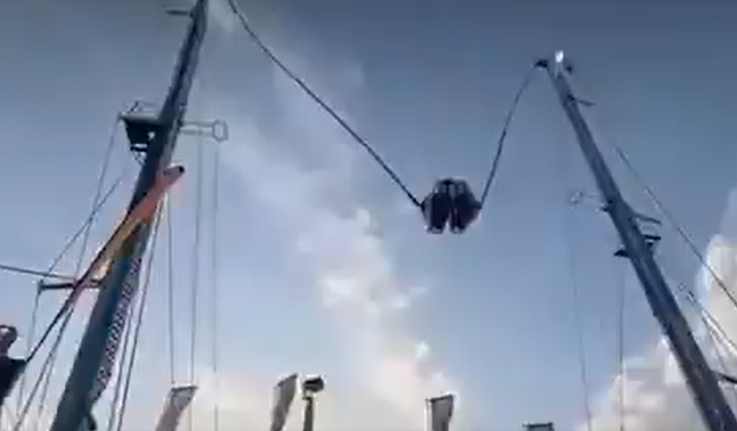 Momentul când cablul unei instalații se rupe la un târg de distracţii din Sevilla. Patru oameni, răniți