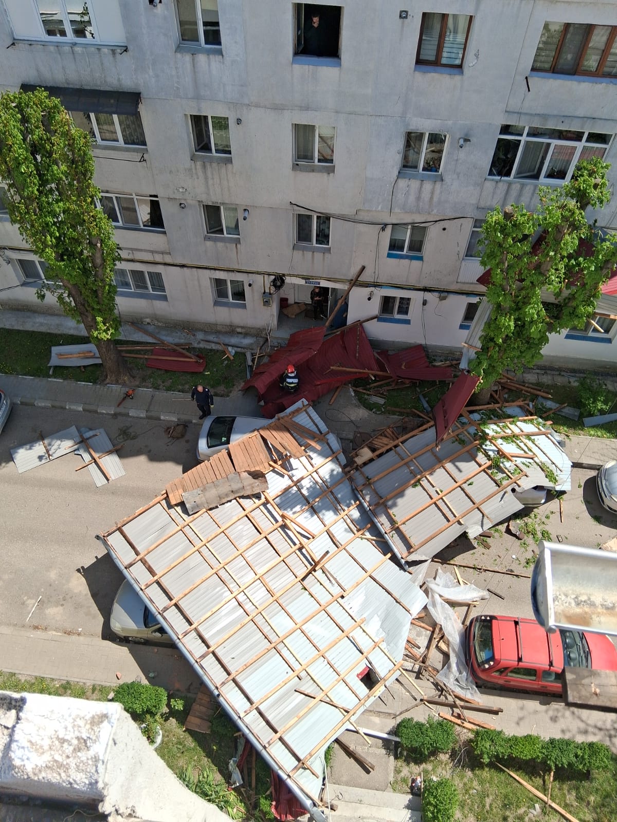 Un bărbat din Huși, în stare gravă după ce acoperișul unui bloc a căzut peste el / Ravagii în Moldova din cauza vântului