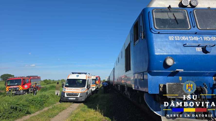 Maşină lovită de un tren de călători, în Dâmboviţa. O persoană a murit, mai mulți călători au suferit atac de panică
