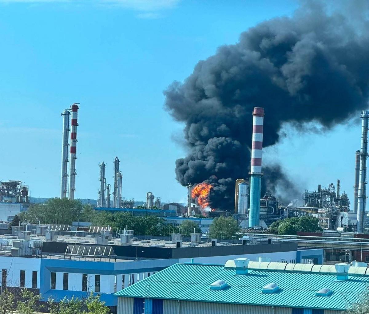 Explozie la o rafinărie MOL din Ungaria, urmată de un incediu de proporții