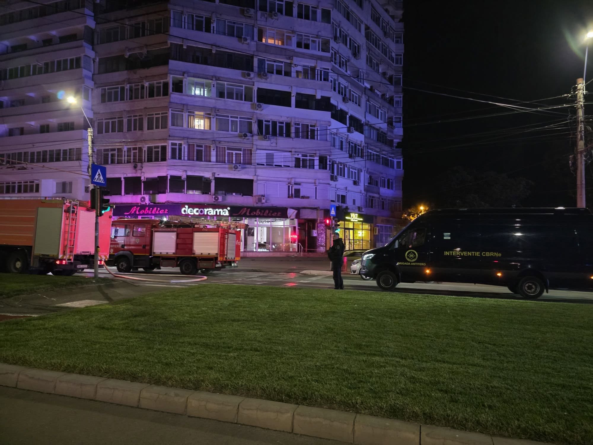 „Nu trebuie să așteptăm să cadă una pe Calea Victoriei”. Autoritățile, criticate după ce o dronă s-a prăbușit pe un bloc din Galați