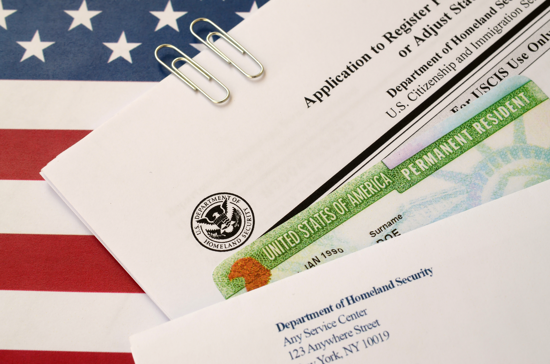 Administrația Trump, încă o schimbare în privința imigrației: Cine aplică pentru Green Card nu o mai poate face din SUA