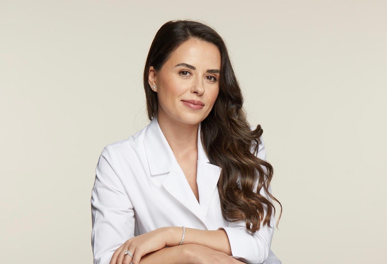 Sănătatea pielii şi părului la perimenopauză şi menopauză. Medicul dermatolog recomandă: „Stilul de viaţă sănătos este esenţial pentru o piele frumoasă după 50 de ani!”