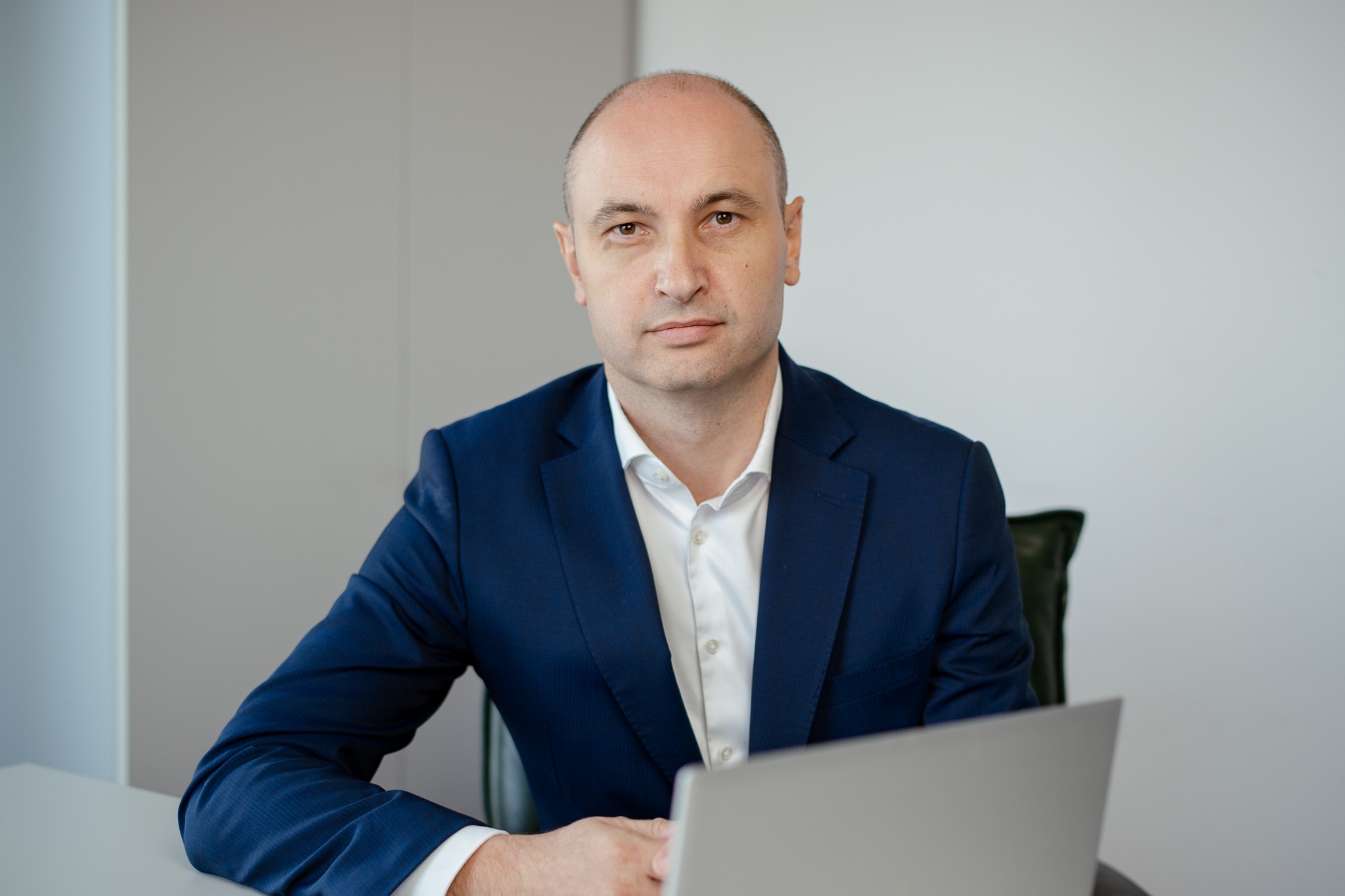 Cum rămâi relevant într-o piață competitivă: cum au evoluat riscurile B2B în ultimii 20 de ani și ce urmează pentru piața asigurărilor din România