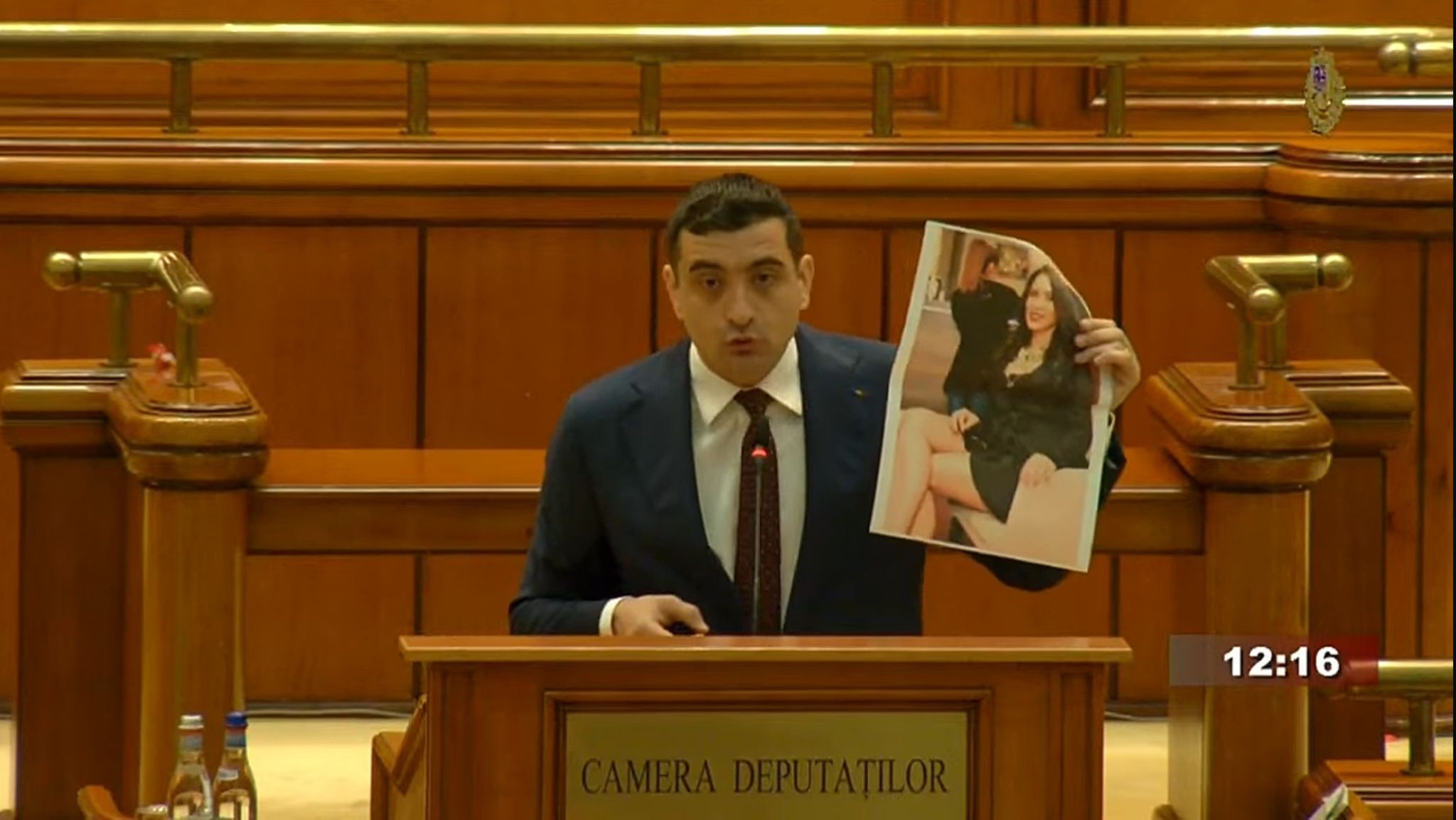 Posterul cu care a venit George Simion la tribuna Parlamentului. Nu este pentru prima oară
