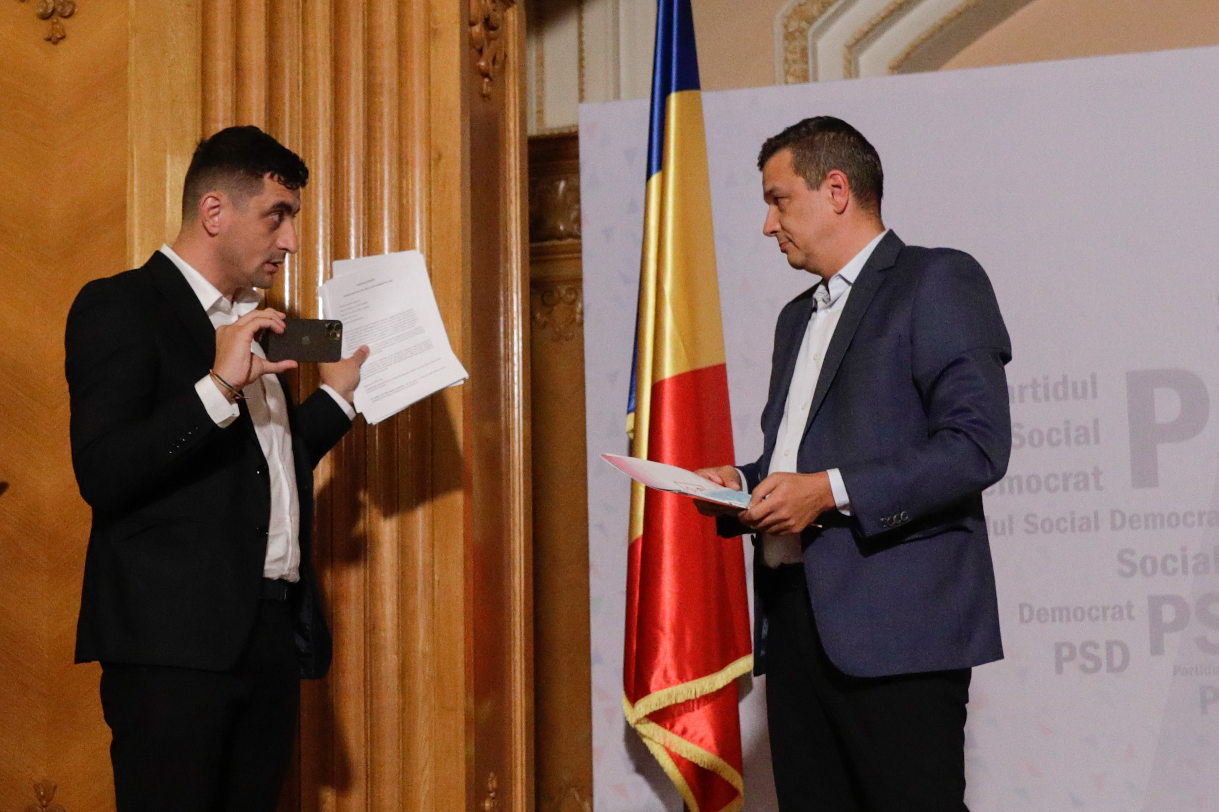 Articolul analizează un proiect de lege privind transparența ONG-urilor inițiat de AUR și votat de PSD, ac… — rated ÎNȘELĂTOR