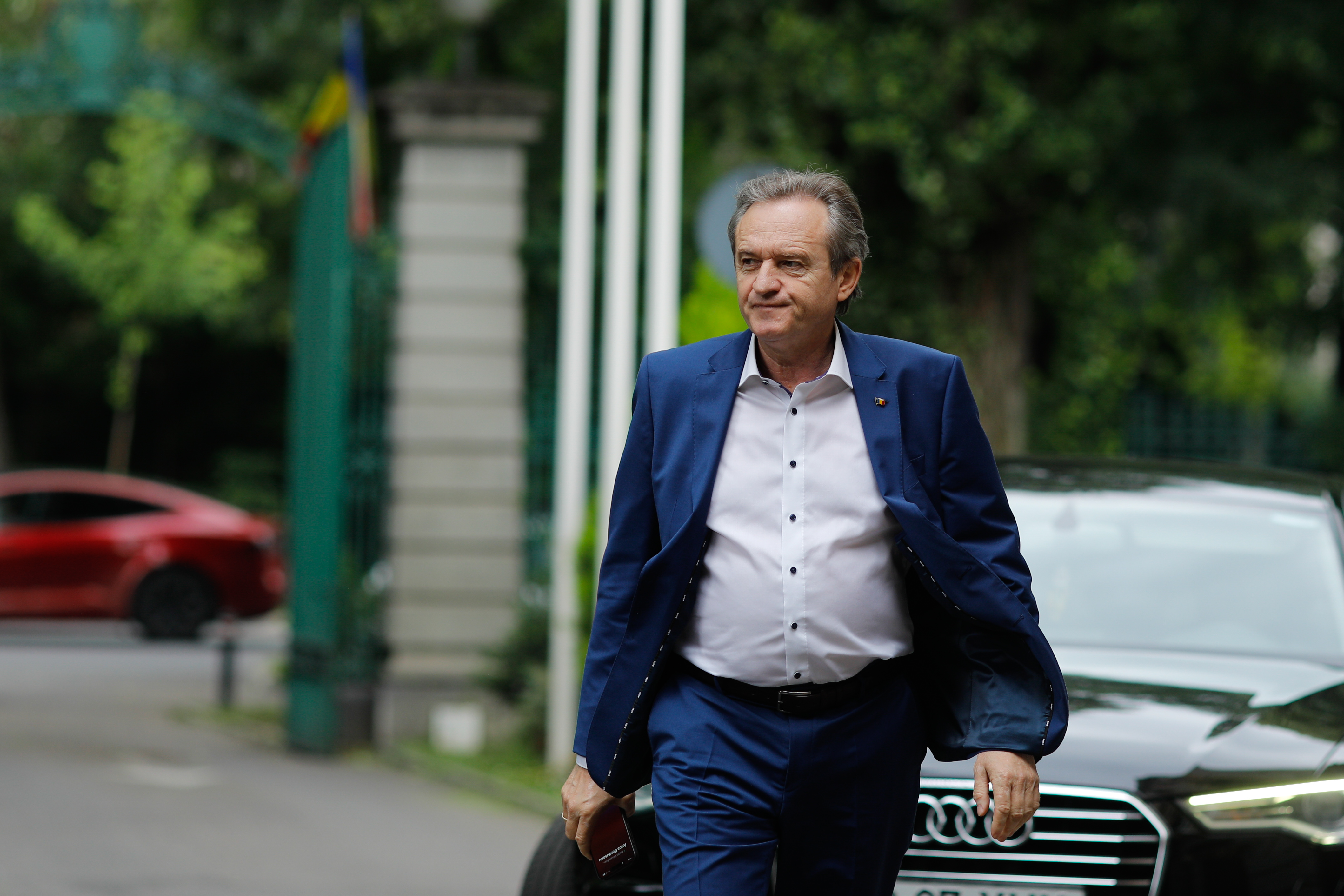 VIDEO. Forțat de ANAF să-și predea limuzina de 100.000 de euro, un lider PSD și-a luat imediat alta, la fel: „Văd că ai o obsesie pentru persoana mea”